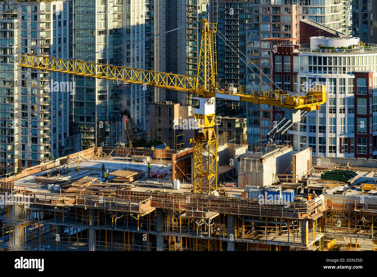 High angle view of crane haut bâtiment de construction Banque D'Images