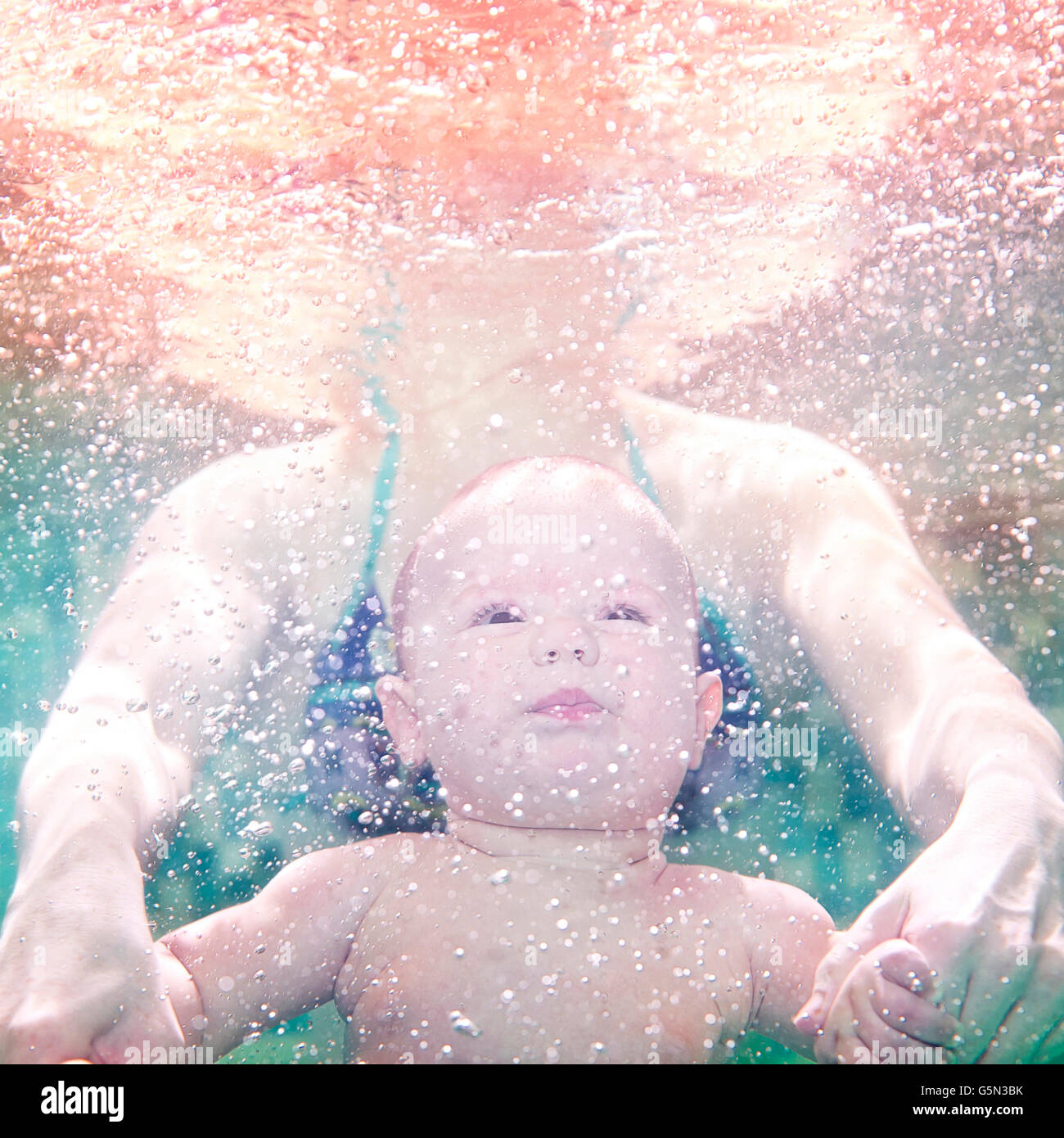 Mère de race blanche et d'âge préscolaire fils nager sous l'eau Banque D'Images