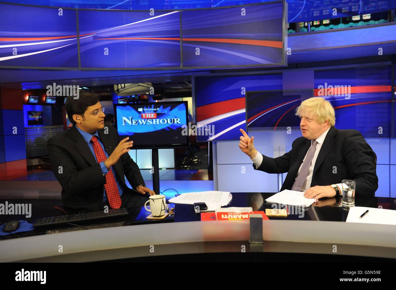 Le maire de Londres Boris Johnson parle à l'équivalent indien de David Letterman, Arnab Goswami. Goswami, l'un des plus grands animateurs de tchat en Inde lorsqu'il apparaît sur l'un des programmes d'affaires courantes les plus célèbres du pays, dans le cadre d'une visite d'une semaine en Inde où il tente de persuader les entreprises indiennes d'investir à Londres. Banque D'Images