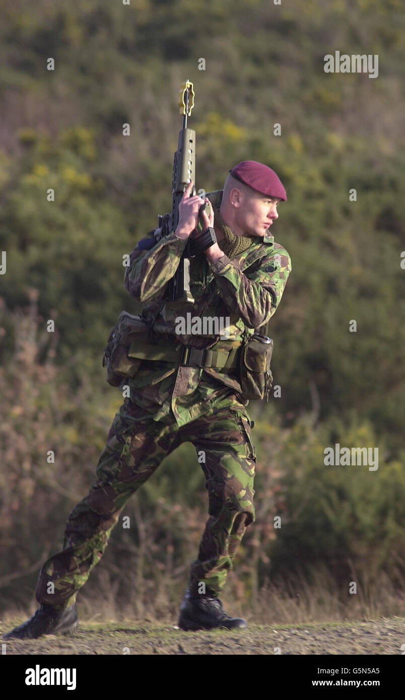 Le Saper Adam Stretton de Burton on Trent, qui fait partie de l'escadron de parachutistes 9 Royal Engineers, qui se déploie en Afghanistan le 25/1/02, participe à un exercice de déminage à la base militaire britannique d'Aldershot.* les soldats pratiquaient aujourd'hui une variété de compétences allant de la négociation des champs de mines à la mise en scène du marktsmanship, la patrouille et la navigation. Banque D'Images