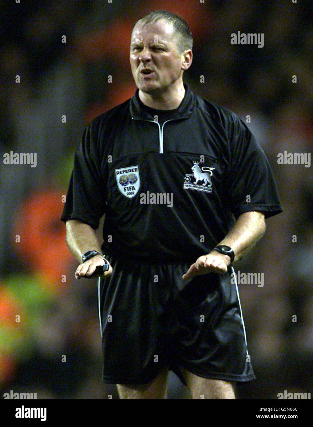 L'arbitre Steve Dunn pendant la F.A. Barclaycard jeu de Premiership entre Arsenal et Liverpool à Highbury, dans le nord de Londres. Photo Tom Hevezi. Banque D'Images