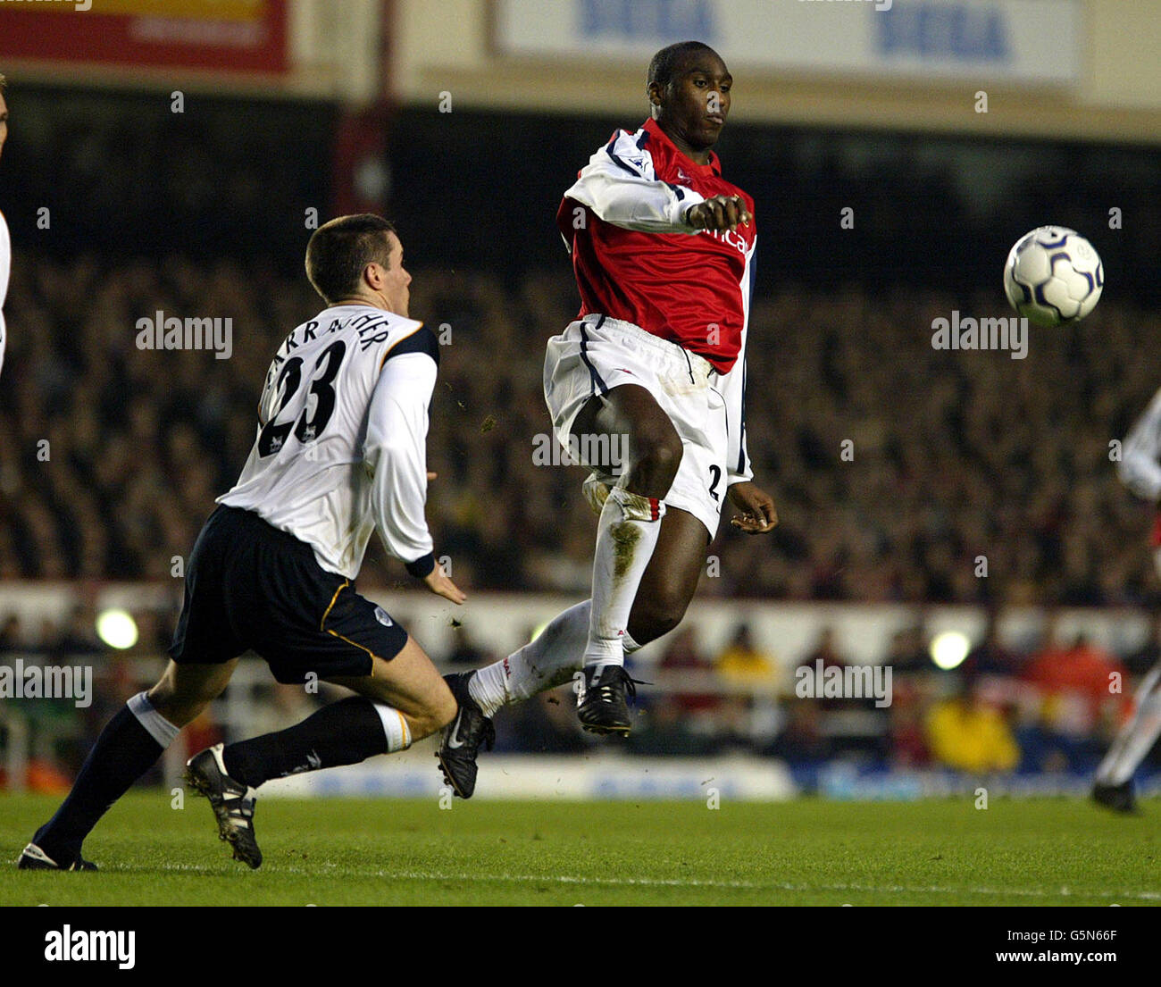 Sol Campbell d'Arsenal et Jamie Carragher de Liverpool en action pendant la F.A. Barclaycard jeu de Premiership entre Arsenal et Liverpool à Highbury, dans le nord de Londres. Photo Tom Hevezi.. Banque D'Images