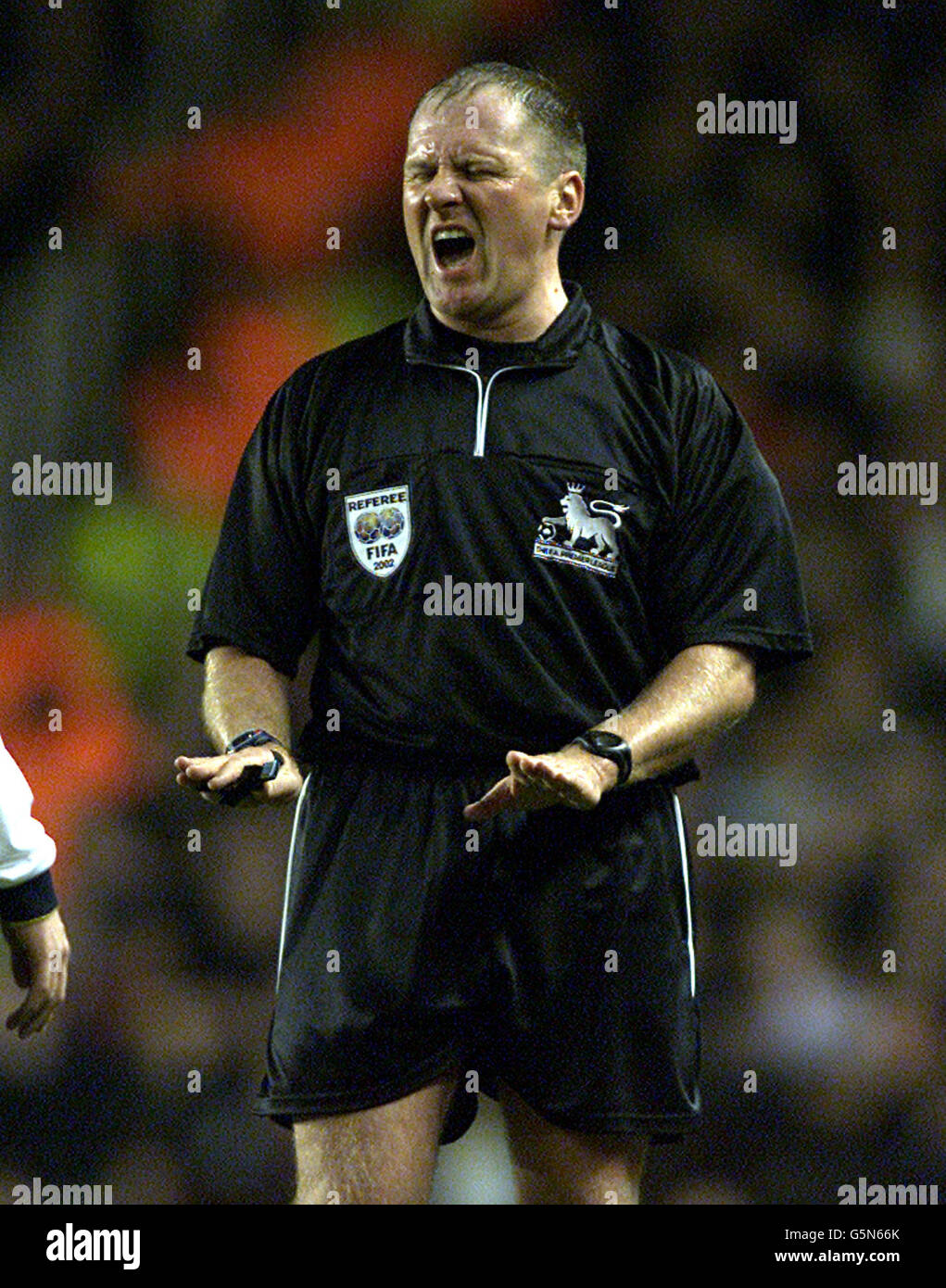 L'arbitre Steve Dunn pendant la F.A. Barclaycard jeu de Premiership entre Arsenal et Liverpool à Highbury, dans le nord de Londres. Photo Tom Hevezi Banque D'Images