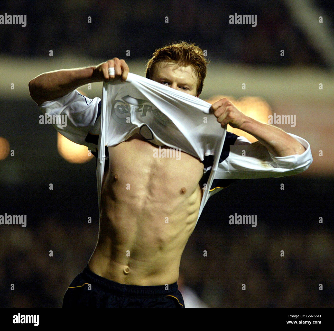 John Arne Riise, de Liverpool, célèbre le but égalisateur de la F.A. Barclaycard jeu de Premiership entre Arsenal et Liverpool à Highbury, dans le nord de Londres. Photo Tom Hevezi Banque D'Images