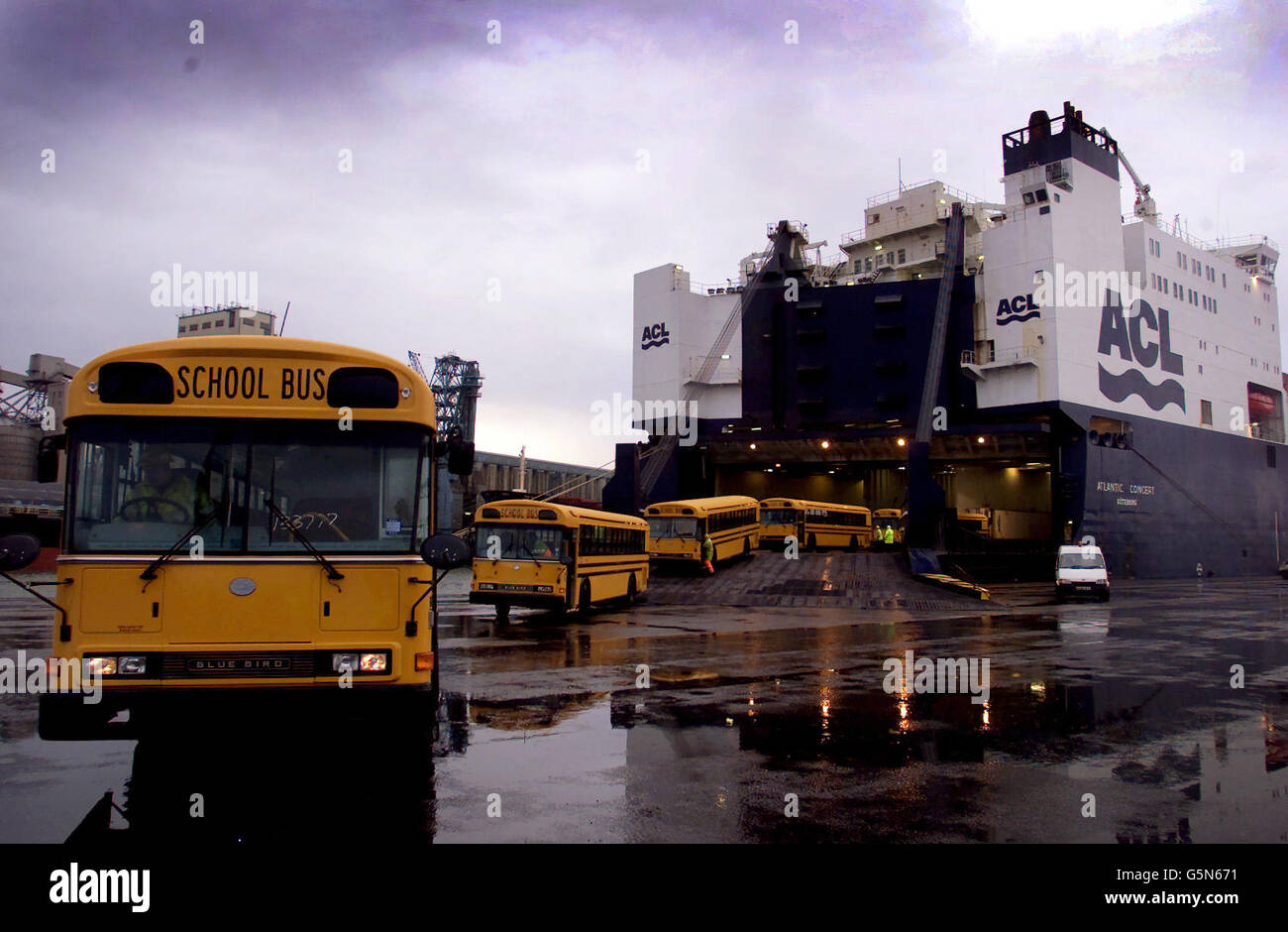 Les cinq premiers bus de l'école jaune américaine sont venus de l'Amérique à Liverpool docks.Les bus seront utilisés dans un projet pilote à Hebden Bridge, West Yorkshire. Banque D'Images