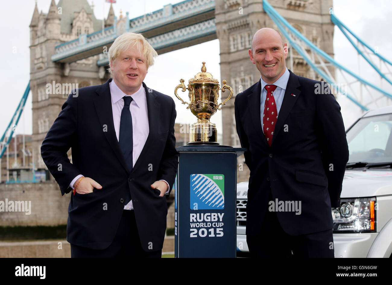 Le maire de Londres Boris Johnson pose avec Laurence Dallaglio et la coupe du monde de rugby pour lancer le tirage au sort de la coupe du monde de rugby à Potters Field, Londres. Banque D'Images