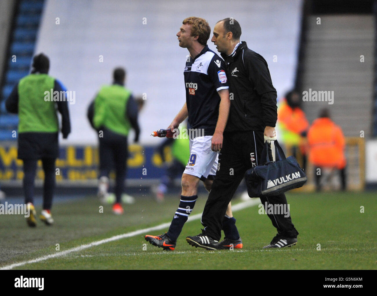 Chris Taylor, de Millwall, fait rage au quatrième officiel après un match de Chris Solly, de Charlton, lors du match du npower Championship au New Den, Londres.APPUYEZ SUR ASSOCIATION photo.Date de la photo: Samedi 1er décembre 2012.Voir PA Story SOCCER Millwall.Le crédit photo devrait indiquer : PA Wire. Banque D'Images