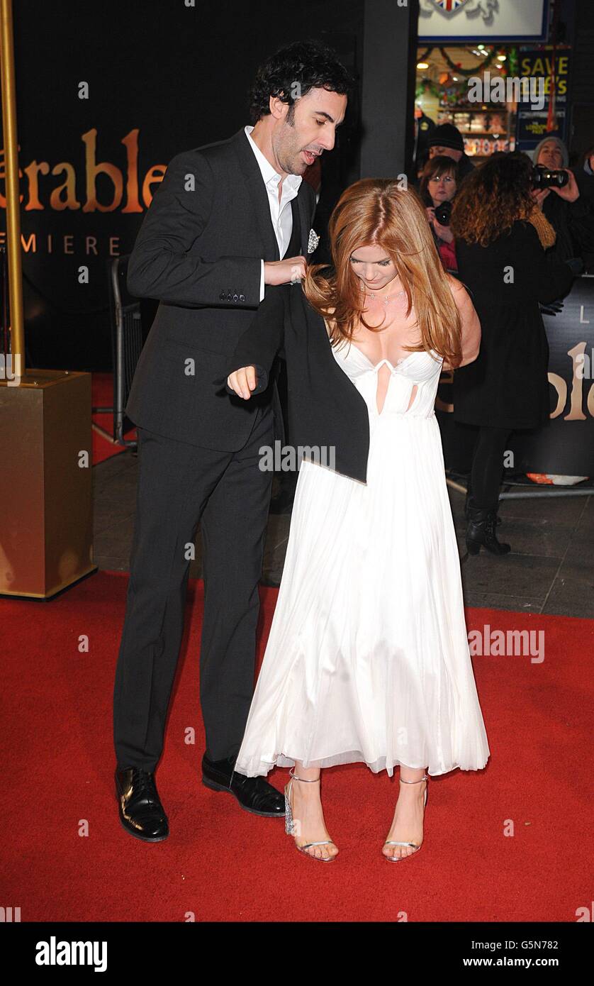 Sacha Baron Cohen et Isla Fisher arrivent à la première des Miserables à l'Empire Leicester Square, Londres, Royaume-Uni Banque D'Images