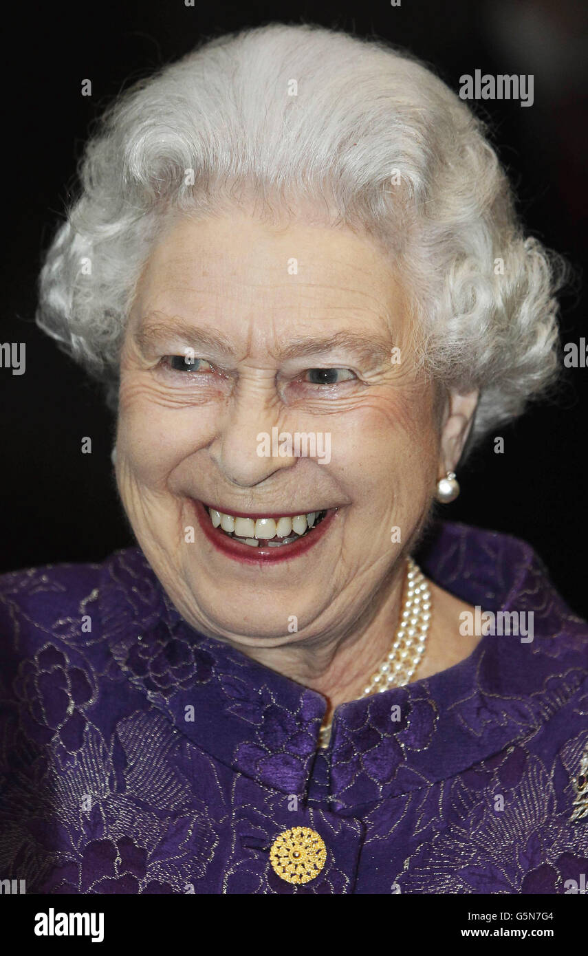 La reine Elizabeth de Grande-Bretagne arrive pour la présentation et le concert de la Médaille de la Reine pour la musique au Barbican Centre de Londres. Banque D'Images