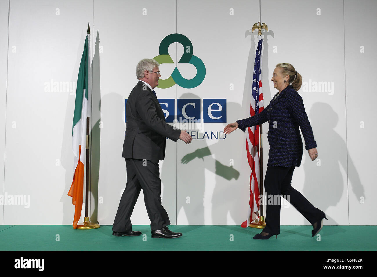 La Secrétaire D'Etat AMÉRICAINE Hillary Clinton salue la Présidente Tanaiste Eamon Gilmore de l'Organisation pour la sécurité et la coopération en Europe lors de la séance d'ouverture du 19e Conseil ministériel à la RDS, Dublin. Banque D'Images