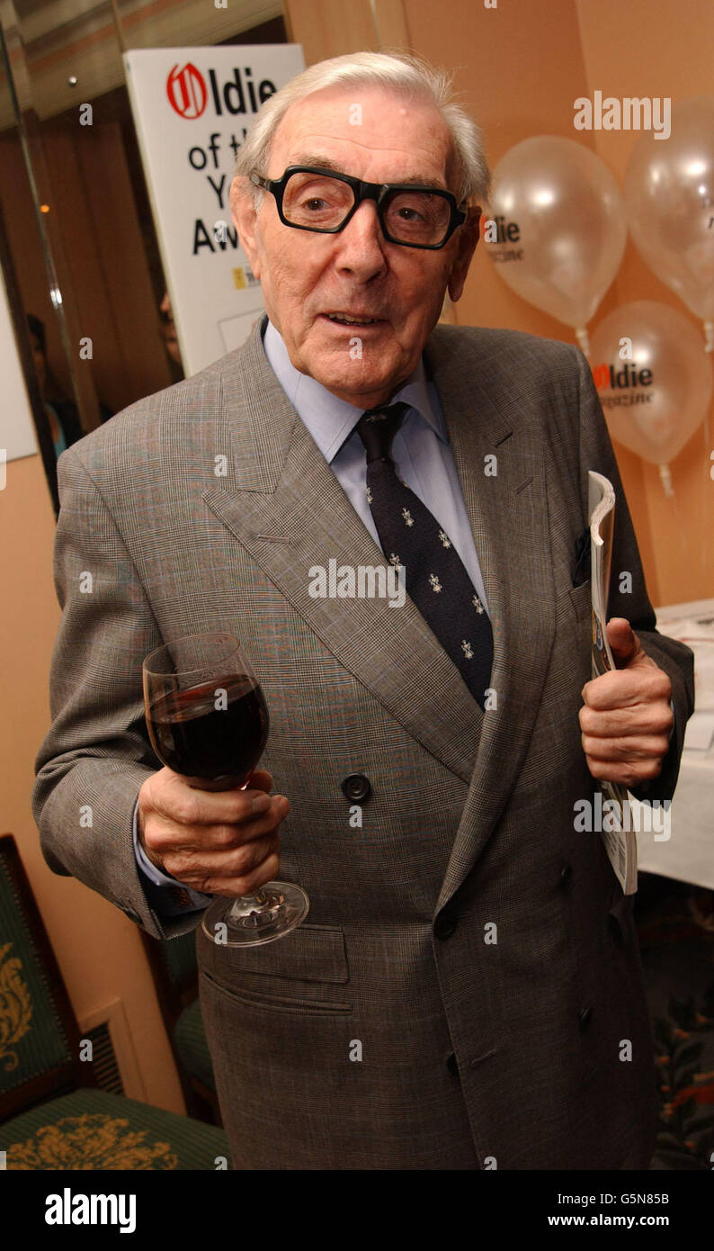 L'acteur Eric Sykes célèbre son prix « Oldie de l'année » lors de la cérémonie annuelle de remise des prix aux seniors à Simpson's in the Strand, Londres. Le magazine mensuel The Oldie célébrait également son dixième anniversaire lors de la cérémonie annuelle à laquelle la publication a commencé. Banque D'Images