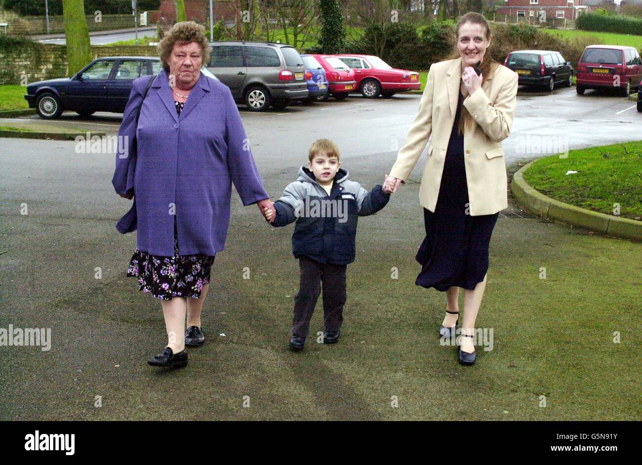 Diane Blood, R) avec son fils Liam et sa mère Sheila McMahon arrivant à une conférence de presse dans un hôtel de Worksop, dans le Nottinghamshire. Diane, 35 ans, a annoncé aujourd'hui qu'elle est enceinte pour une deuxième fois en utilisant le sperme de son mari mort. * Mme Blood a dit qu'elle attendait son deuxième bébé en juillet après une répétition du traitement médical qui lui a permis de concevoir son fils Liam, maintenant âgé de trois ans. L'homme de 35 ans, de Worksop, a gagné une bataille juridique pour pouvoir avoir un traitement avec le sperme de son mari Stephen, qui est mort de méningite en mars 1995. Banque D'Images