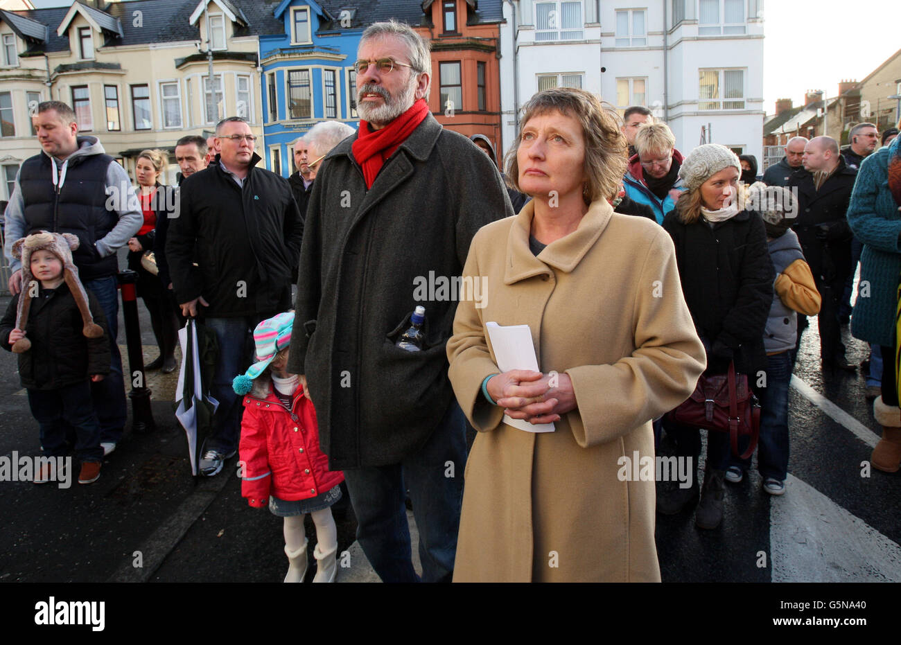 Le président de Sinn Fein, Gerry Adams, avec Geraldine Finucane (front), épouse de Pat Finucane, l'avocat assassiné de Belfast, à l'occasion du dévoilement d'une fresque dans l'ouest de Belfast, avant la publication d'un nouveau rapport sur sa mort. Banque D'Images