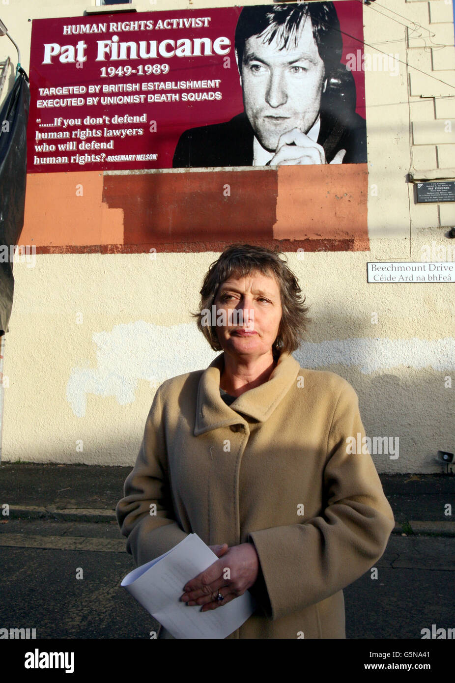 Geraldine Finucane, épouse de Pat Finucane, avocat assassiné de Belfast, à l'occasion du dévoilement d'une fresque à l'ouest de Belfast, avant la publication d'un nouveau rapport sur sa mort. Banque D'Images