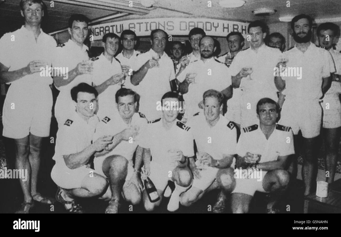 Félicitations pour le duc de York de ses collègues officiers à bord du HMS Edinburgh en mer de Chine méridionale, transmis à la Grande-Bretagne via l'Ark Royal, lorsqu'ils ont grillé la naissance de sa petite fille, la princesse Beatrice. *balayage basse résolution - balayage haute résolution sur demande Banque D'Images