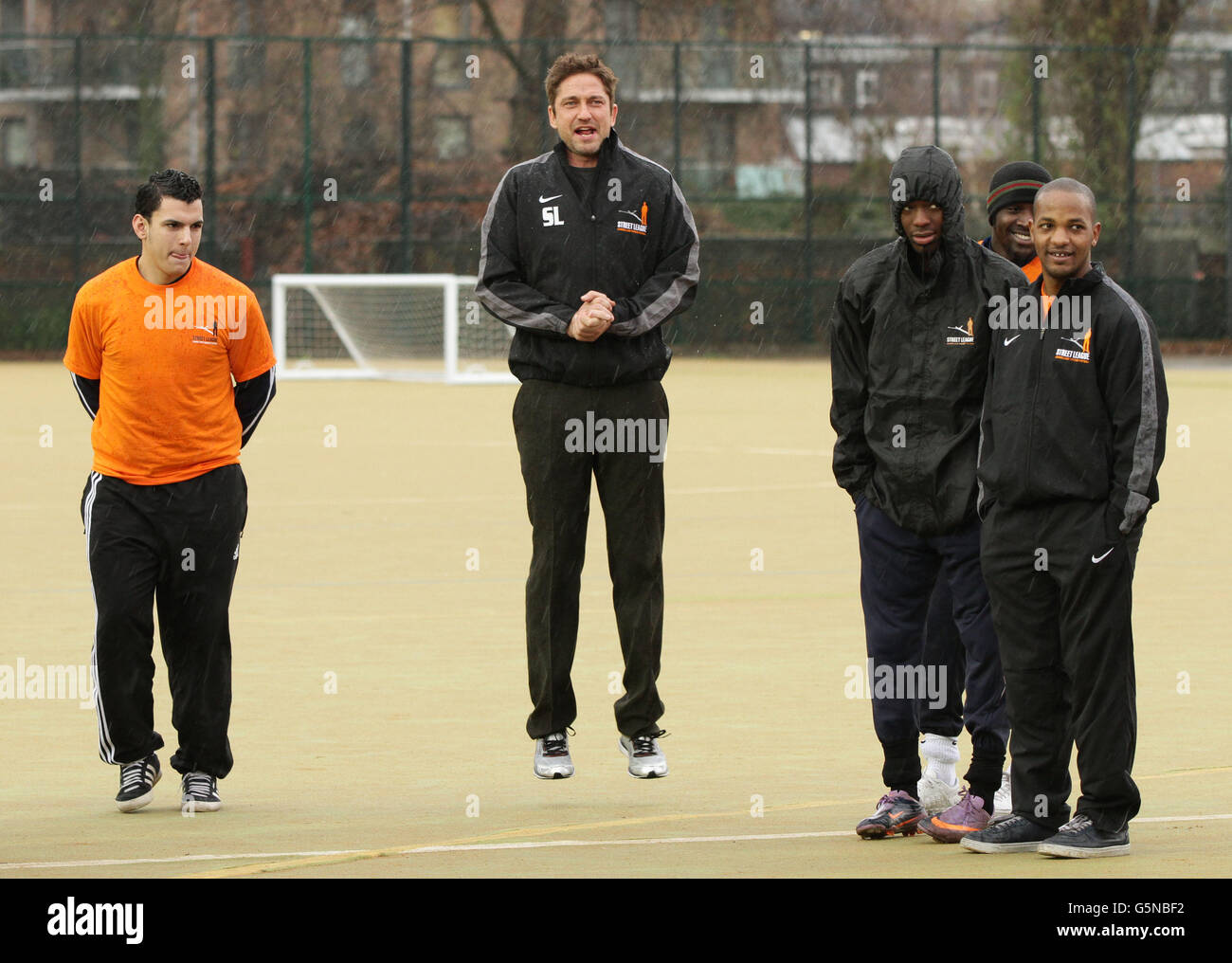 L'acteur Gerard Butler (au centre) participe à une session d'entraînement de football 5-a-Side de la Street League tout en faisant la promotion au Royaume-Uni de son nouveau film jouant pour les matchs de garde, à Kennington Park, dans le sud de Londres. Banque D'Images