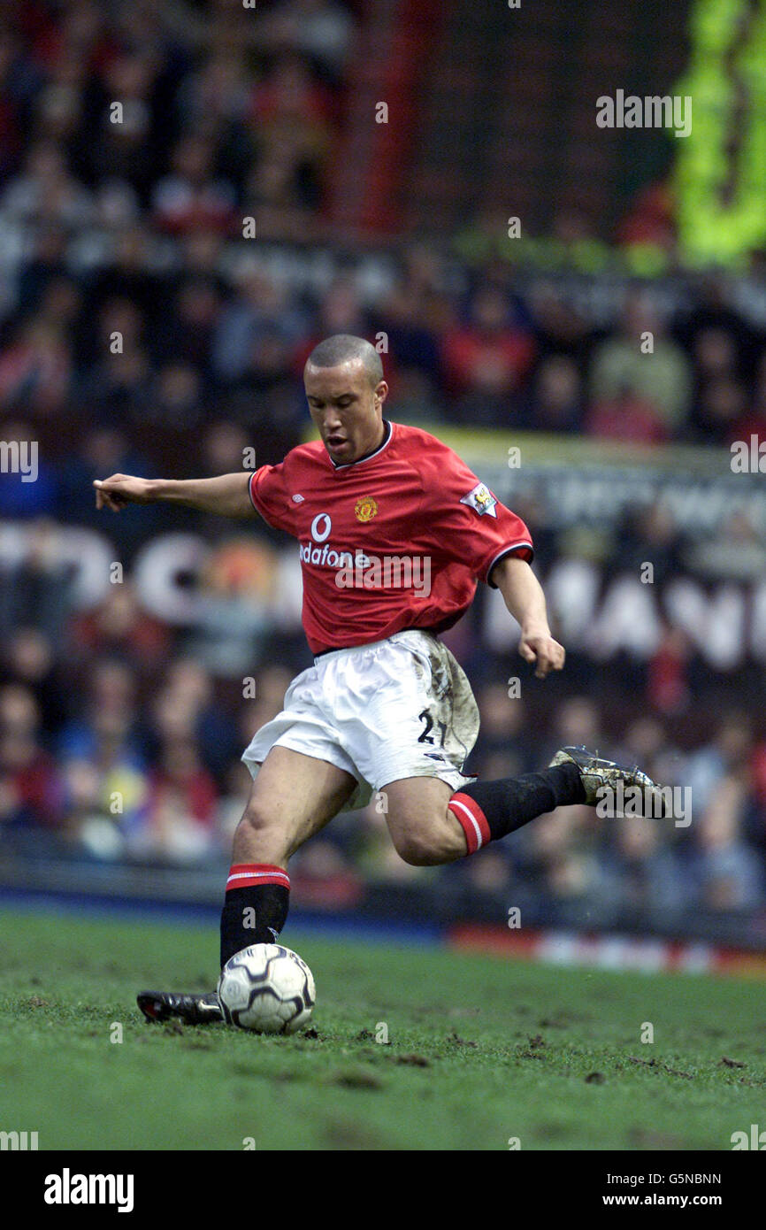 Mikael Silvestre de Manchester United, pendant la F.A. Barclaycard Premiership match contre Sunderland à Old Trafford, Manchester. 03/12/02 : Silvestre est sur le point de mettre du papier à la plume sur un nouvel accord à long terme. L'international français de 25 ans serait devenu un agent libre l'été prochain, mais est maintenant prêt à engager son avenir dans le club d'Old Trafford. Sir Alex Ferguson, le patron Uni, a déclaré au Sun : « nous avons conclu un accord avec Mikael. Il ne reste plus qu'une ou deux choses à régler. Banque D'Images