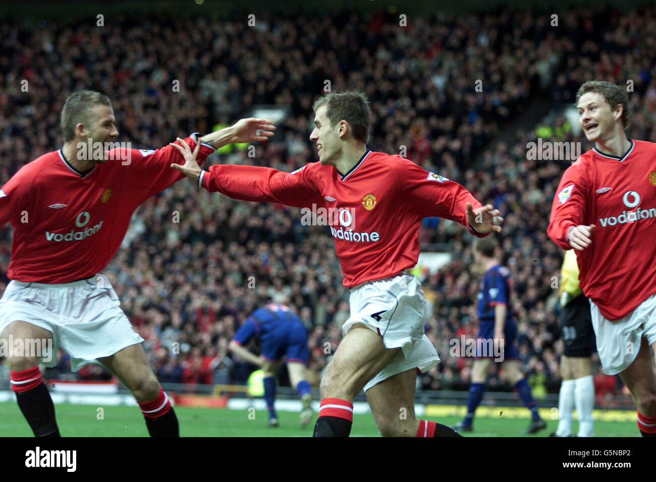 David Beckham(L) de Manchester United et Ole Gunnar Solkjiar (R) célèbrent avec le barbeur Phil Neville (C), pendant la F.A. Barclaycard Premiership match contre Sunderland à Old Trafford, Manchester. Banque D'Images