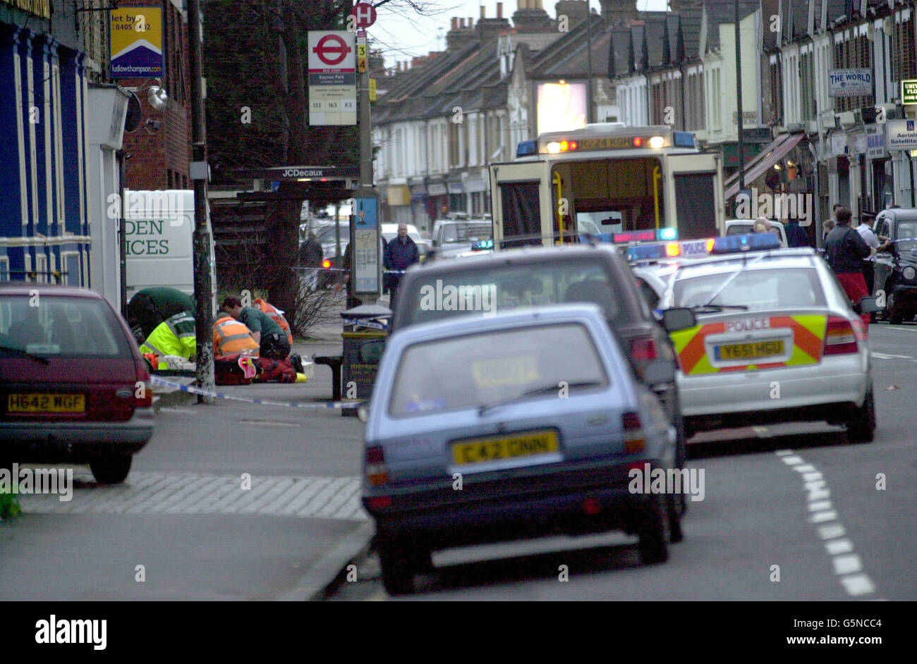 Une rue commerçante animée est immobilisée alors que les ambulanciers paramédicaux ambulanciers aériens se rendent à l'aide d'une victime de coups de couteau mâle. L'incident a commencé dans la Junction Tavern sur Old Kingston Road, Raynes Park et s'est répandu dans la rue à l'extérieur, a déclaré la police. * l'homme a été conduit à l'hôpital où il a été traité pour des blessures à la tête, des os cassés et des blessures de barre oblique aux fesses. Son état ne semble pas menacer la vie, a déclaré un porte-parole de la police métropolitaine. Banque D'Images
