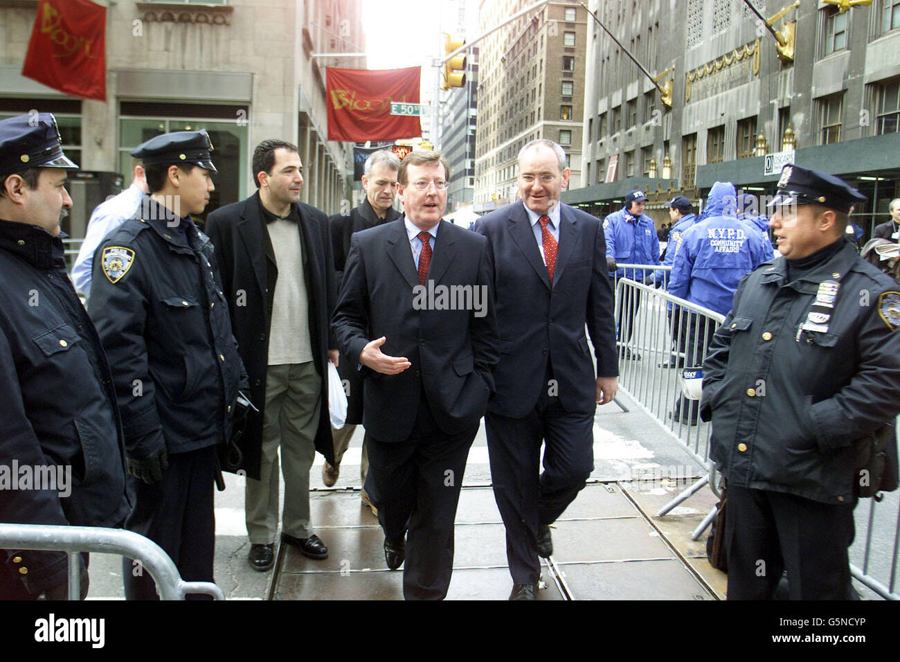 Irlande du Nord le premier ministre David Trimble et le vice-premier ministre Mark Durkan (L) passent devant les policiers de New York, qui protègent les dirigeants du monde qui assistent à la conférence du Forum économique mondial à New York. * ... où les deux ministres assistaient à un débat à la conférence sur l'Irlande du Nord. La paire posera une couronne pour le compte du peuple d'Irlande du Nord à Ground Zero, le site où les Twin Towers se trouvaient auparavant. Banque D'Images