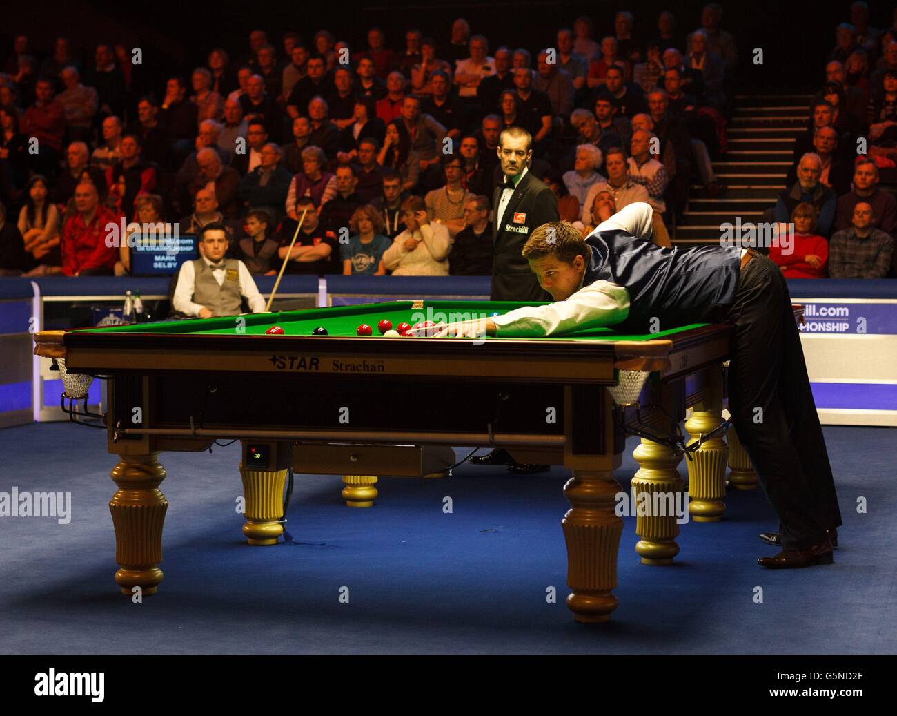 Ryan Day prend son cliché observé par Mark Selby lors des championnats William Hill UK Snooker au York Barbican Center, York. Banque D'Images