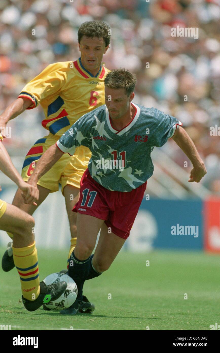 26/6/94. U.S.A contre Roumanie. Eric Wynalda des États-Unis passe par la défense roumaine Banque D'Images