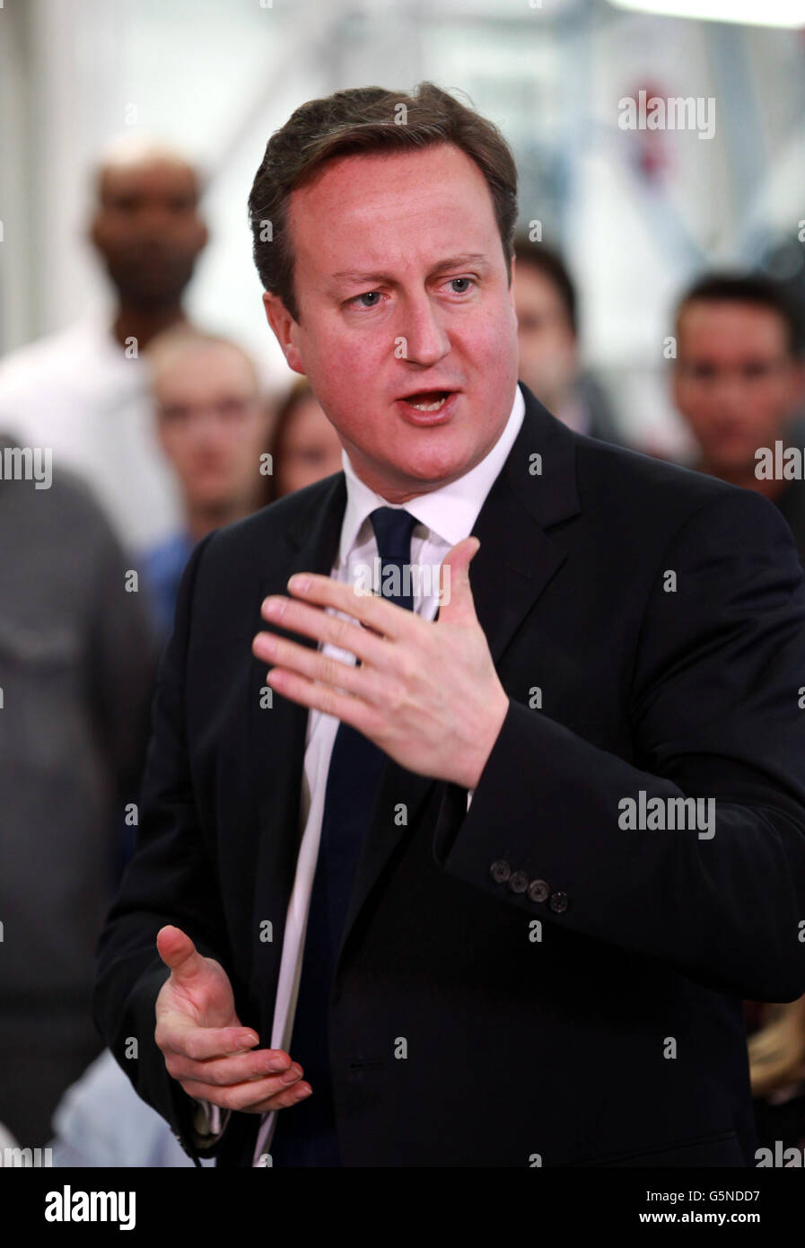 Le Premier ministre David Cameron participe aujourd'hui à la séance de questions-réponses « PM Direct » avec les travailleurs de Lear Corporation à Redditch, dans le Worcestershire. Banque D'Images