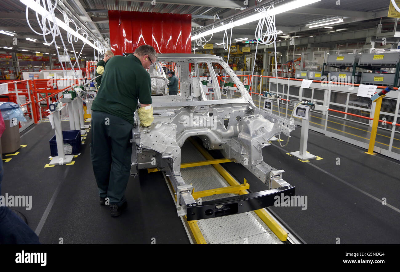 Range Rover à corps en aluminium en production à l'usine Jaguar Land Rover  (JLR) de Solihull Photo Stock - Alamy