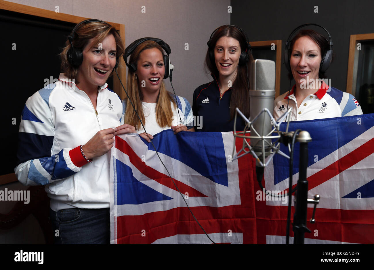 Team GB ramers (de gauche à droite) Katherine Grainger, JO Cook, Ali Knowles, et Debbie Flood record 'I Wish for You the World', qui sera publié le 16 décembre, aux Tileyrad Studios, Londres. Banque D'Images