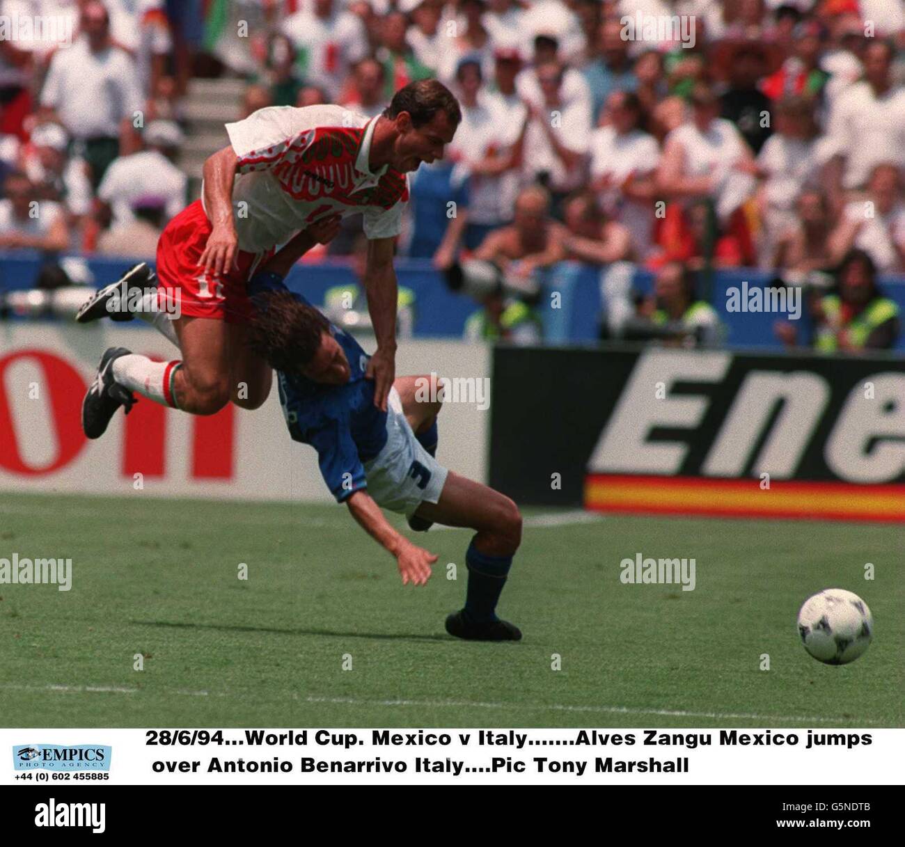 28/6/94. Coupe Du Monde. Mexique Contre Italie. Roberto Baggio Italie Avec Sa Tete Dans Les Mains Apres Avoir Manque Un Tir Au But G5ndt9
