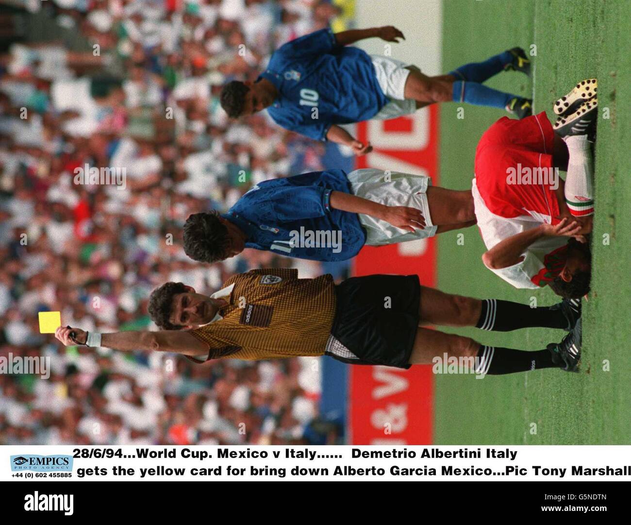 28/6/94. Coupe du monde. Mexique contre Italie. Roberto Baggio Italie garde le ballon loin du défenseur du Mexique Photo Stock - Alamy 28/6/94. Coupe du monde. Mexique contre Italie. Roberto Baggio Italie garde le ballon loin du défenseur du Mexique Photo Stock - Alamy