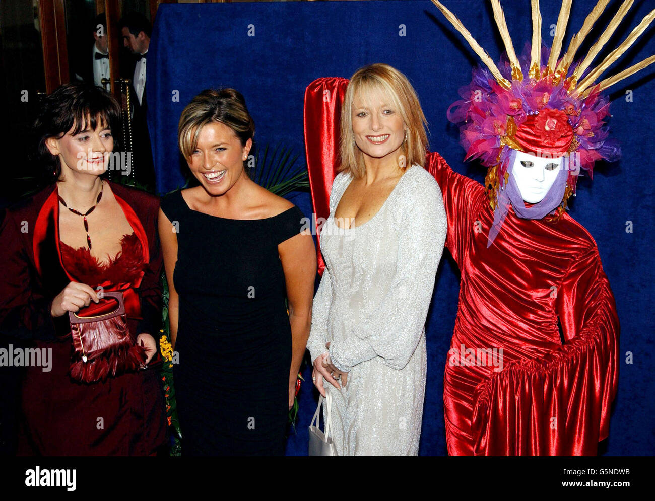 Cherie Booth, épouse du Premier ministre britannique Tony Blair, (à gauche) l'actrice Tina Gobley, (deuxième à gauche) la présentatrice de télévision Gaby Roslin et un révélateur masqué assistent au bal de la mascarade blanche, à l'hôtel Hilton de Londres en aide de Sargent cancer Care for Children. Banque D'Images