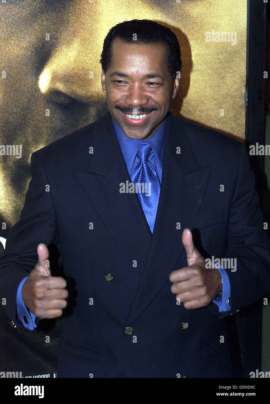 L'acteur OBBA Babatunde arrive pour la première de son nouveau film "John Q" à Hollywood, Californie, jeudi 7 février 2002. Banque D'Images