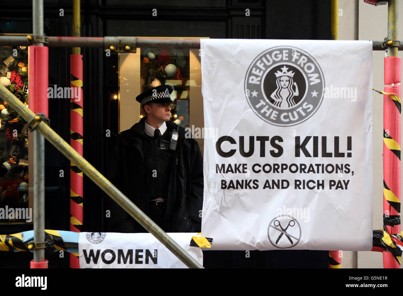 Manifestants devant Starbucks dans Vigo Street, dans le centre de Londres. Banque D'Images