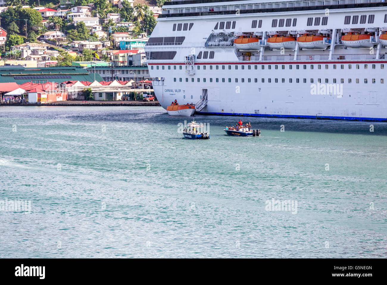 Navire de croisière de luxe amarré au port de St Lucia dans les Caraïbes avec la police du port de bateau de partie Banque D'Images