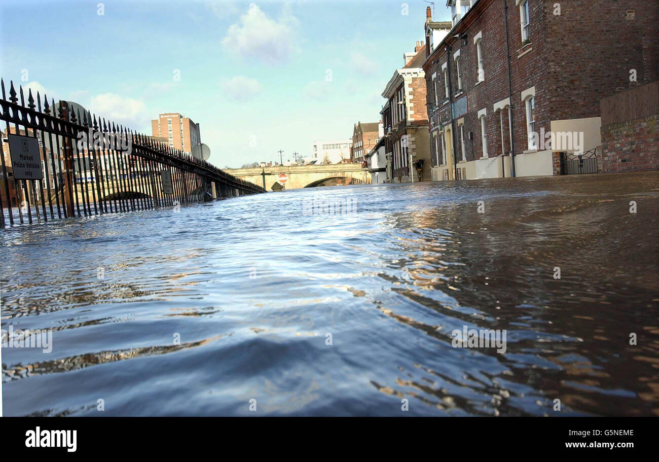 York était une ville sous l'eau dans des endroits encore une fois, comme la rivière Ouse continuait à monter, inondant le centre ville des propriétés riveraines. Banque D'Images