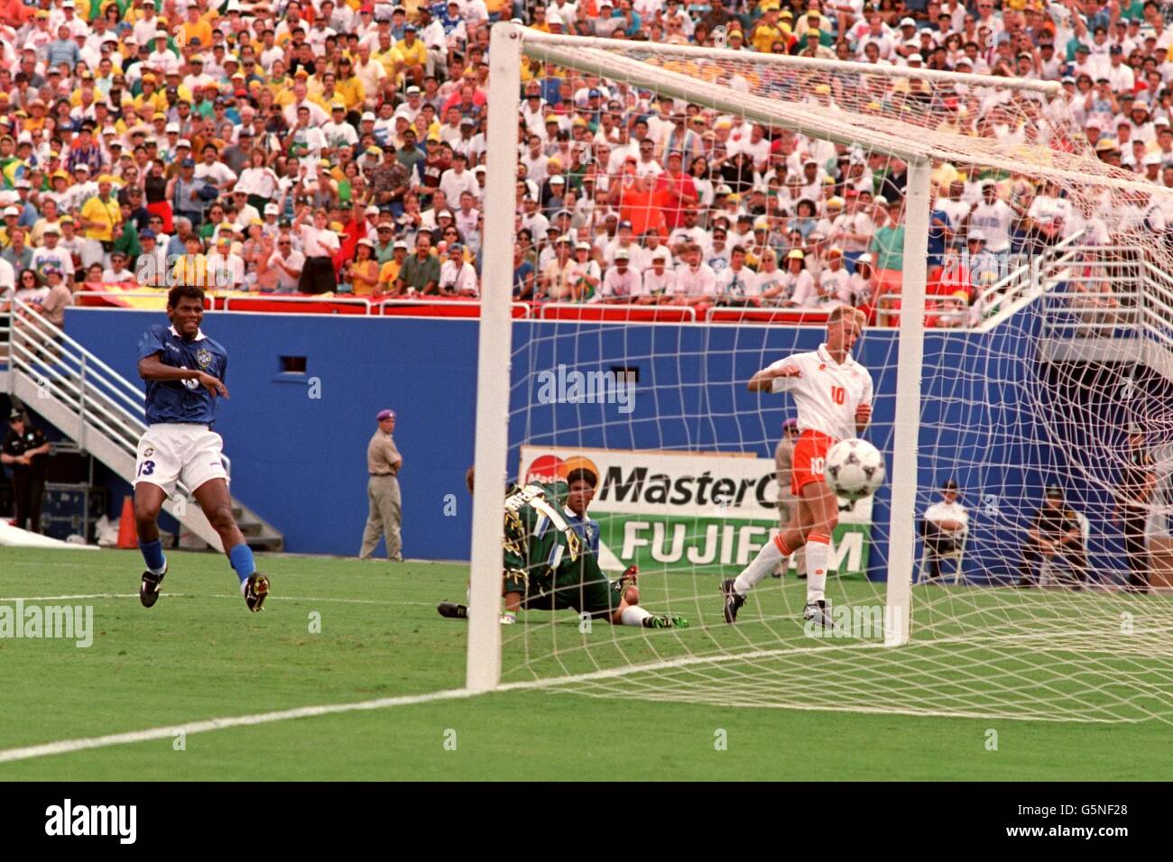 9/7/94. Pays-Bas contre Brésil. Dennis Bergkamp, de Hollande, touche à la  maison le premier but de Hollande contre les Brésiliens Photo Stock - Alamy