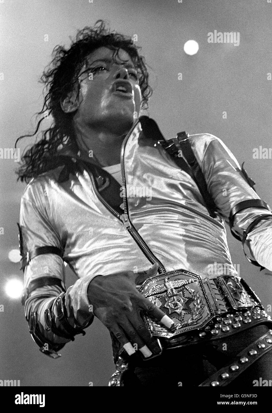 La superstar américaine Michael Jackson roque le Wembley Stadium à Londres, alors qu'il lance la jambe britannique de son tour du monde complet. Banque D'Images