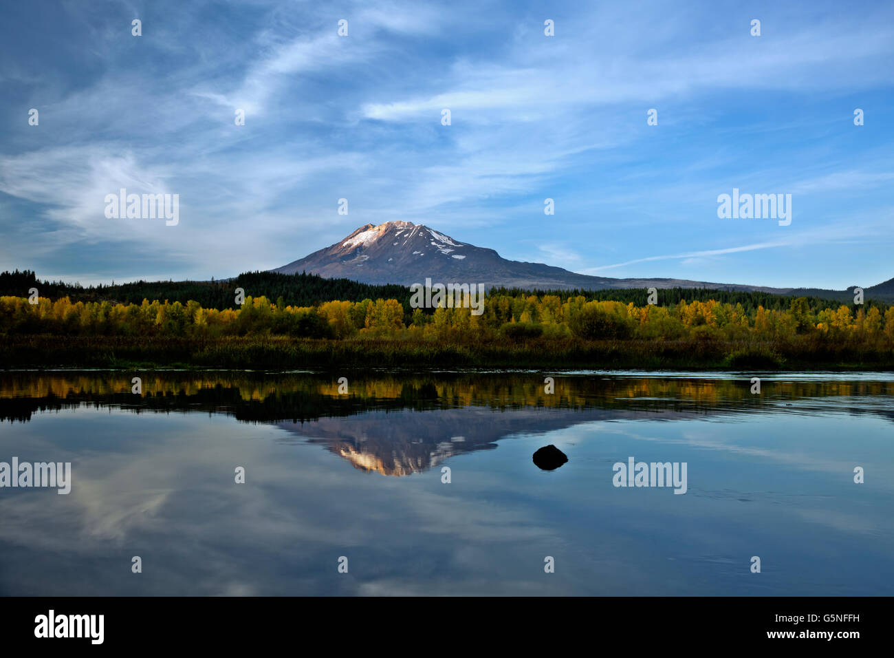 WA12838-00...WASHINGTON - Mont Adams se reflétant dans les eaux calmes du lac à la truite. Banque D'Images