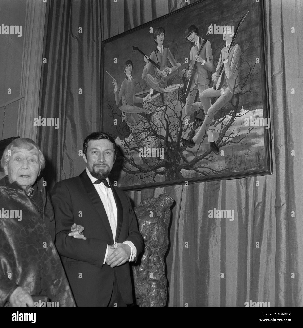 Art - artiste britannique Dame Laura Knight avec Pierre le Colas Profitez d'une exposition d'art contemporain français - artiste britannique londonienne Dame Laura Knight, avec Pierre le Colas et sa peinture des Beatles, lors d'une visite à la 'peinture française de notre temps', Une exposition d'art français contemporain se tient dans les salles de réception de la Chambre de commerce française de Grande-Bretagne, Rutland Gate, Londres. Banque D'Images