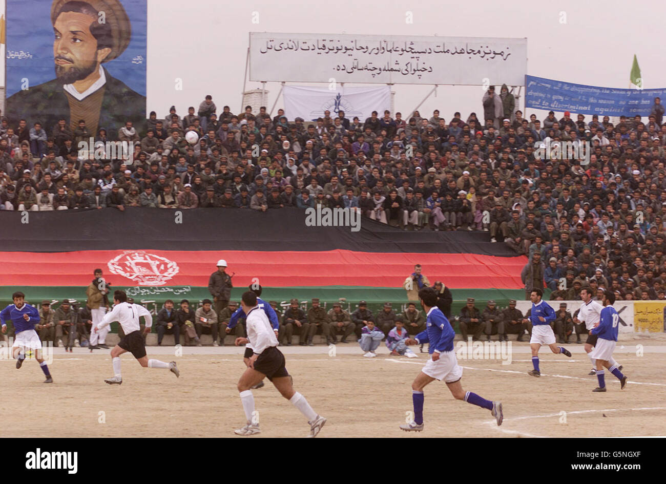 Action d'un match de football au stade olympique de Kaboul, en Afghanistan, entre la FIAS (Force internationale d'assistance à la sécurité) et le FC de Kaboul (en bleu).Le jeu a été organisé par la football Association, le MOD et Barclaycard les nouveaux sponsors la Premiership.* Lawrie McMenemy et l'ancien joueur de Tottenham Hotspurs Gary Mabbutt ont passé deux jours dans le pays déchiré par la guerre entraîneur les deux équipes.Le camp de la FIAS comprend des soldats de Grande-Bretagne, d'Italie, d'Allemagne et de Hollande et a joué dans le stade olympique plus tristement célèbre pour les exécutions qui y ont eu lieu par l'ancien régime taliban que ses Banque D'Images