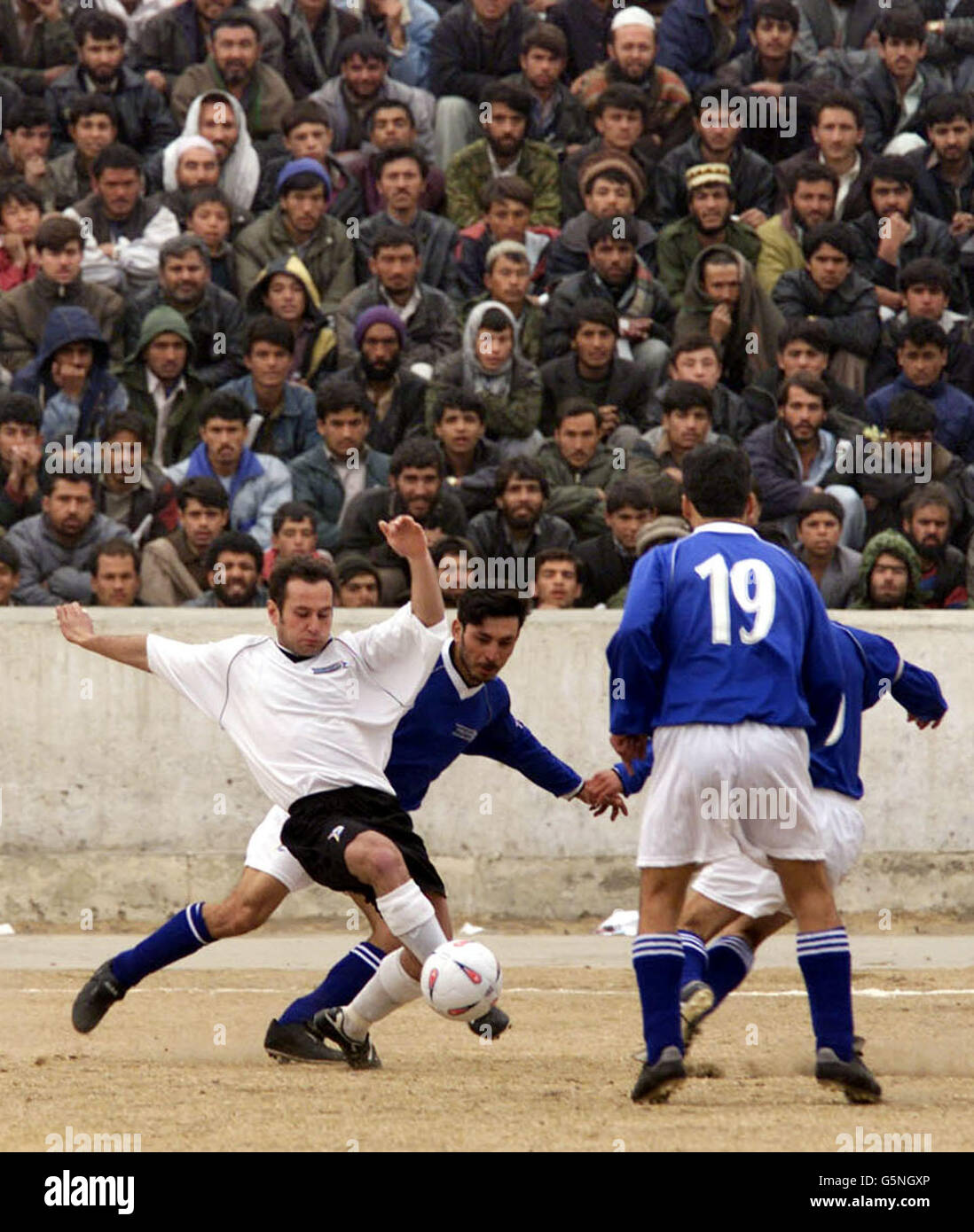 Version abrégée ...action d'un match de football au stade olympique de Kaboul, en Afghanistan, entre la FIAS (Force internationale d'assistance à la sécurité) et le FC de Kaboul (en bleu).Le jeu a été organisé par la football Association, * le MOD et Barclaycard les nouveaux sponsors la Premiership.Lawrie McMenemy et Gary Mabbutt, ancien joueur de Tottenham Hotspurs, ont passé deux jours dans le pays déchiré par la guerre à encadrer les deux équipes.Le camp de la FIAS comprend des soldats de Grande-Bretagne, d'Italie, d'Allemagne et de Hollande et a joué dans le stade olympique plus tristement célèbre pour les exécutions qui y ont eu lieu par les anciens talibans Banque D'Images