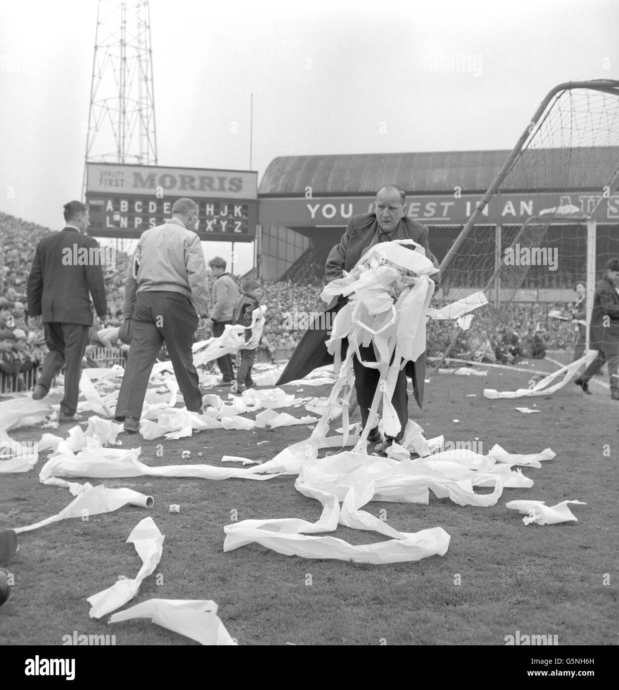 Soccer - Papier toilette dispersés sur le terrain d'Aston Villa. Banque D'Images