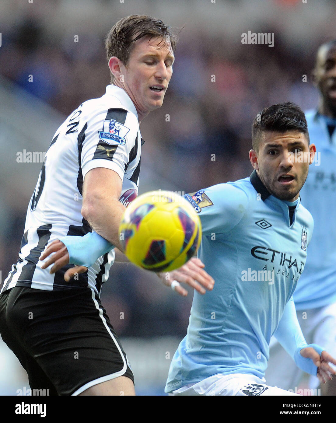 Mike Williamson de Newcastle et Sergio Aguero de Manchester City (à droite) lors du match de la Barclays Premier League à St James' Park, Newcastle. Banque D'Images