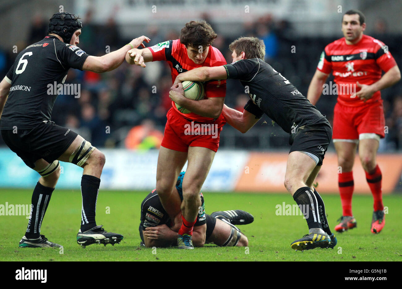Yannick Jauzion (au centre) de Toulouse est couvert par les défenseurs d'Osprey Ryan Jones, Justin Tuperic et Dan Biggar lors du match Heineken Cup, Pool Two au Liberty Stadium, Swansea. Banque D'Images
