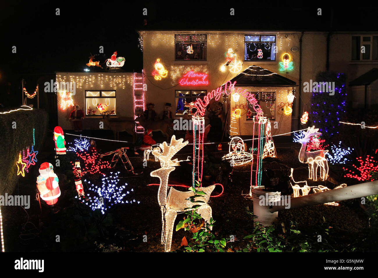 Une maison couverte de lumières de Noël dans la zone de Bath Avenue de Dublin, Irlande. Banque D'Images