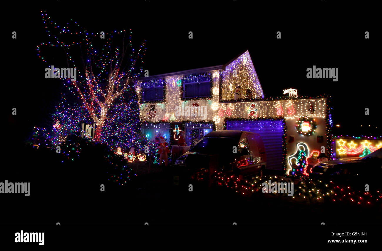 Une maison couverte de lumières de Noël dans la région de Tallaght à Dublin, en Irlande. Banque D'Images