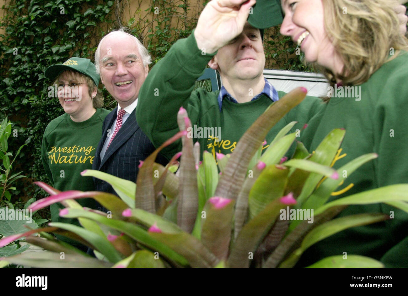 Sir John Bond, Président du Groupe HSBC (2e à gauche), avec Debbie Brookes, Fellows de HSBC, d'Oxford (à gauche), Chris Wates, de Chester, et Pamela Ferguson, de Glasgow, à l'extérieur du cinéma IMAX, près de Waterloo, au sud de Londres. * ...HSBC crée un partenariat écologique de 50 millions de dollars sur cinq ans pour financer des projets de conservation dans le monde entier. HSBC a fait un don unique au WWF, au Botanic Gardens conservation International (BSCI) et à Earthwatch dans le but de nettoyer trois des principaux fleuves du monde, de sauver 20,000 espèces de plantes rares de l'extinction, de former 200 scientifiques et d'envoyer 2,000 employés Banque D'Images