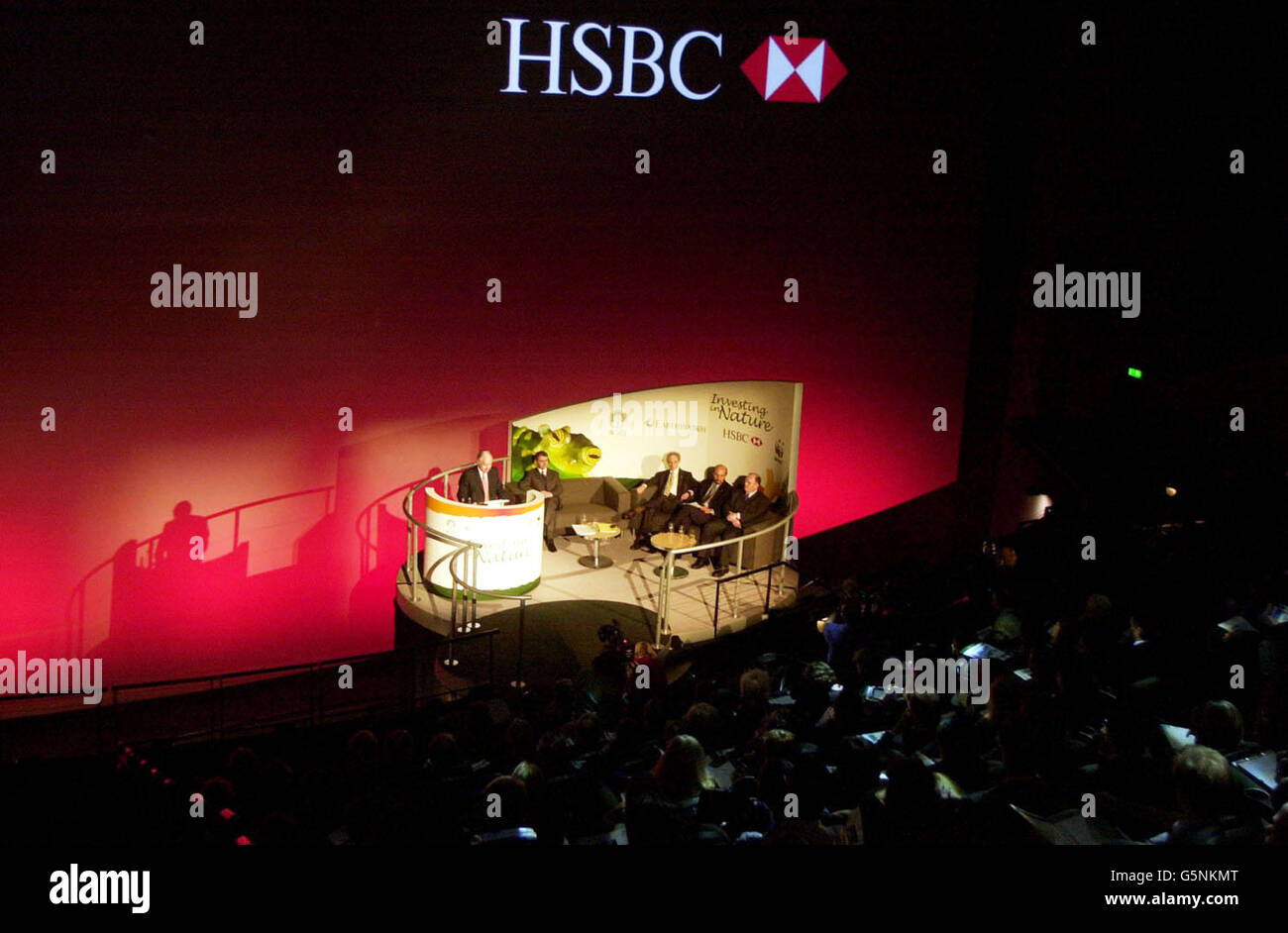 Sir John Bond, président du Groupe HSBC, prononce un discours à l'intérieur du cinéma IMAX, près de Waterloo, dans le sud de Londres.HSBC crée un partenariat écologique de 50 millions de dollars sur cinq ans pour financer des projets de conservation dans le monde entier.* HSBC a fait des dons uniques au WWF, au Botanic Gardens conservation International (BSCI) et à Earthwatch dans le but de nettoyer trois des principaux fleuves du monde,Sauver 20,000 espèces de plantes rares de l'extinction et former 200 scientifiques et envoyer 2,000 employés pour travailler sur des projets de recherche sur la conservation vitale dans le monde entier. Banque D'Images