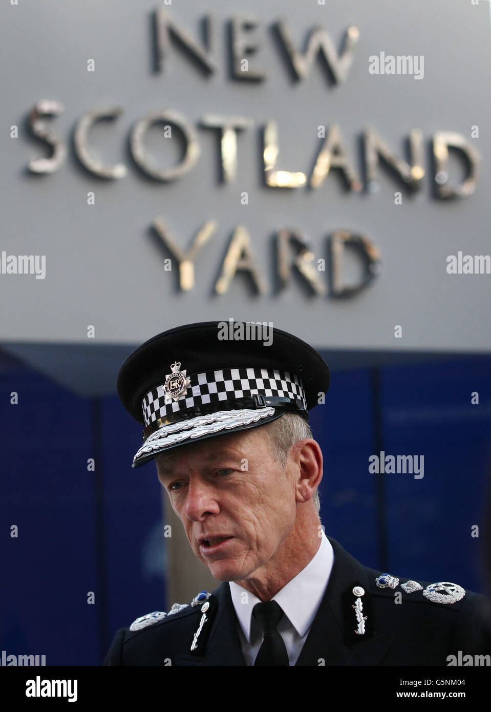 Bernard Hogan-Howe, commissaire de la police métropolitaine, s'entretient avec les journalistes lors du lancement de l'opération Cubo à New Scotland Yard, Londres. Banque D'Images